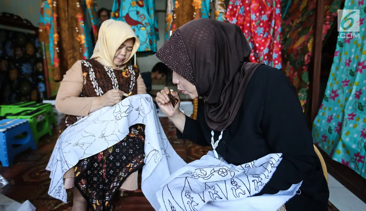 Peserta workshop sedang mencanting batik tulis khas Tangsel di Datik Batik, Pamulang, Tangerang Selatan, Kamis (25/10). Batik yang dibuat dengan tangan ini mempunyai teknik dan simbol budaya khas Tangsel. (Liputan6.com/Fery Pradolo)