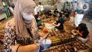 Pekerja menyelesaikan pembuatan kue Keranjang khas Imlek di Pabrik Kue Hoki di kawasan Sawangan, Depok, jawa Barat, Rabu (11/01/2023). Tahun ini ditargetkan sekitar 20ribu kue keranjang untuk perayaan Imlek diproduksi dengan harga Rp 18ribu per pax. (merdeka.com/Arie Basuki)