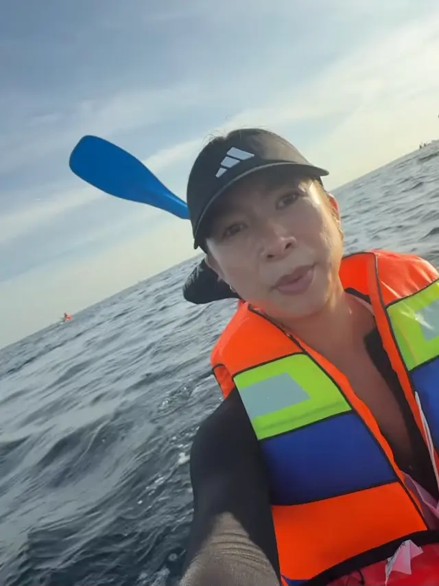 Jennifer Bachdim Canoeing