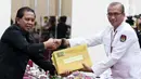 Wakil Ketua Umum (Waketum) Partai Ummat Nazaruddin menyerahkan dokumen daftar bakal calon legislatif (bacaleg) kepada Ketua Komisi Pemilihan Umum (KPU) Hasyim Asy'ari di Gedung KPU, Jakarta, Kamis (11/5/2023). (Liputan6.com/Herman Zakharia)