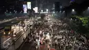Massa peserta demo 4 November dan kendaraan memadati Jalan Gatot Subroto, Jakarta atau tepat di depan Gedung MPR/DPR RI, Jumat (4/11). Mereka menginap di jalan depan Gedung DPR lantaran tak diizinkan masuk ke komplek parlemen (Liputan6.com/Johan Tallo)