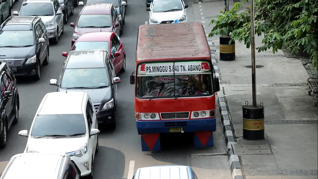 Metromini Terjebak Kemacetan