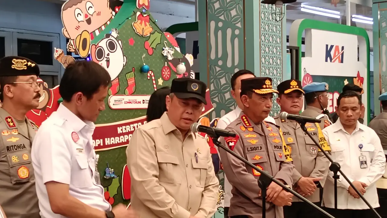 Menteri Perhubungan (Menhub) Dudy Purwagandhi di Stasiun Senen, Jakarta, Selasa (23/12/2025). (Foto: Liputan6.com/Maulandy R)
