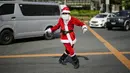 Dia mengenakan kostum Sinterklas agar tetap bugar dan "mengurangi kebosanan orang" saat menunggu lalu lintas bergerak. (AP Photo/Aaron Favila)