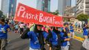 Sejumlah pegiat lingkungan membawa poster saat pawai bebas plastik di Kawasan Sudirman, Jakarta, Minggu (30/7/2023). (Liputan6.com/Faizal Fanani)