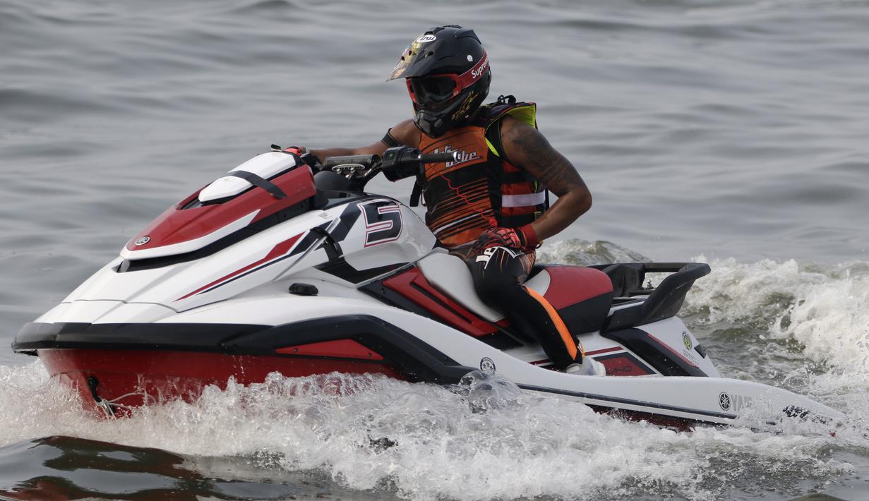 Atlet jetski Indonesia, Aqsa Aswar, usai bertanding pada nomor Pro F1 Open Jetracer Wolrd Championship di Jetski Academi Ancol, Jakarta, Jumat (29/3).  Jetracer Wolrd Championship akan berlangsung hingga Minggu (31/3). (Bola.com/Vitalis Yogi Trisna)