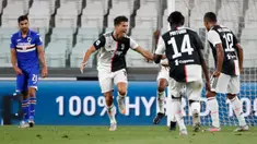 Penyerang Juventus, Cristiano Ronaldo (kedua kiri) merayakan gol yang dicetaknya ke gawang Sampdoria dalam laga pekan ke-36 Liga Italia Serie A di Stadion Allianz, Minggu (26/7/2020). Juventus memgunci gelar juara Liga Italia tahun 2020 setelah mengalahkan Sampdoria 2-0. (AP Photo/Antonio Calanni)