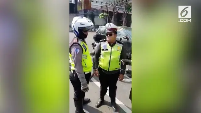 Polda Metro Jaya menangkap seorang polisi gadungan, Joseph Anugerah, yang tengah melakukan aksinya di Jalan Layang Non Tol (JLNT) Casablanca, Tebet, Jakarta