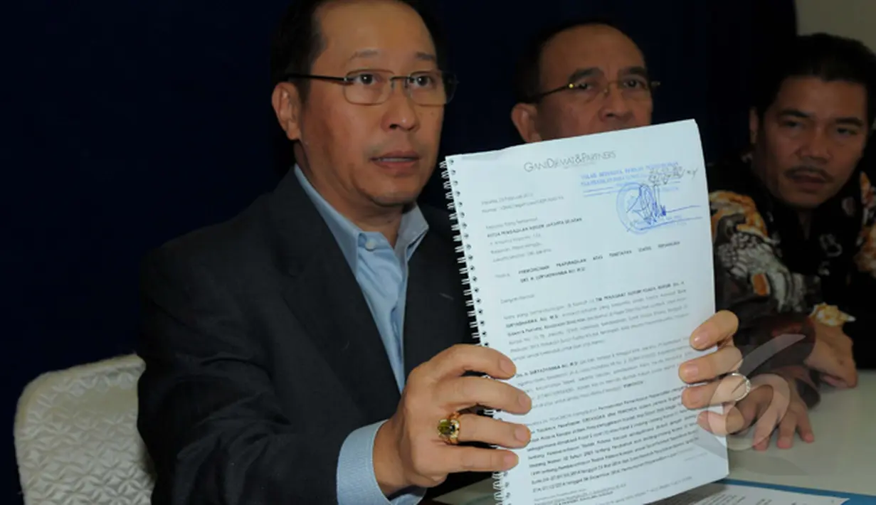 Kuasa hukum  Suryadharma Ali memperlihatkan berkas pengajuan pra peradilan status tersangka SDA saat menggelar konferensi pers, Jakarta, Senin (23/2/2015). (Liputan6.com/Faisal R Syam)