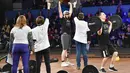 Para peserta mengangkat beban saat kompetisi final CrossFit "Game of Heroes" di Kiev, Ukraina (24/12). CrossFit ini adalah metode kebugaran fungsional seluruh tubuh, yang biasanya dipakai oleh marinir AS, tim olahraga profesional. (AFP/Sergei Supinsky)