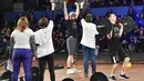 Para peserta mengangkat beban saat kompetisi final CrossFit "Game of Heroes" di Kiev, Ukraina (24/12). CrossFit ini adalah metode kebugaran fungsional seluruh tubuh, yang biasanya dipakai oleh marinir AS, tim olahraga profesional. (AFP/Sergei Supinsky)