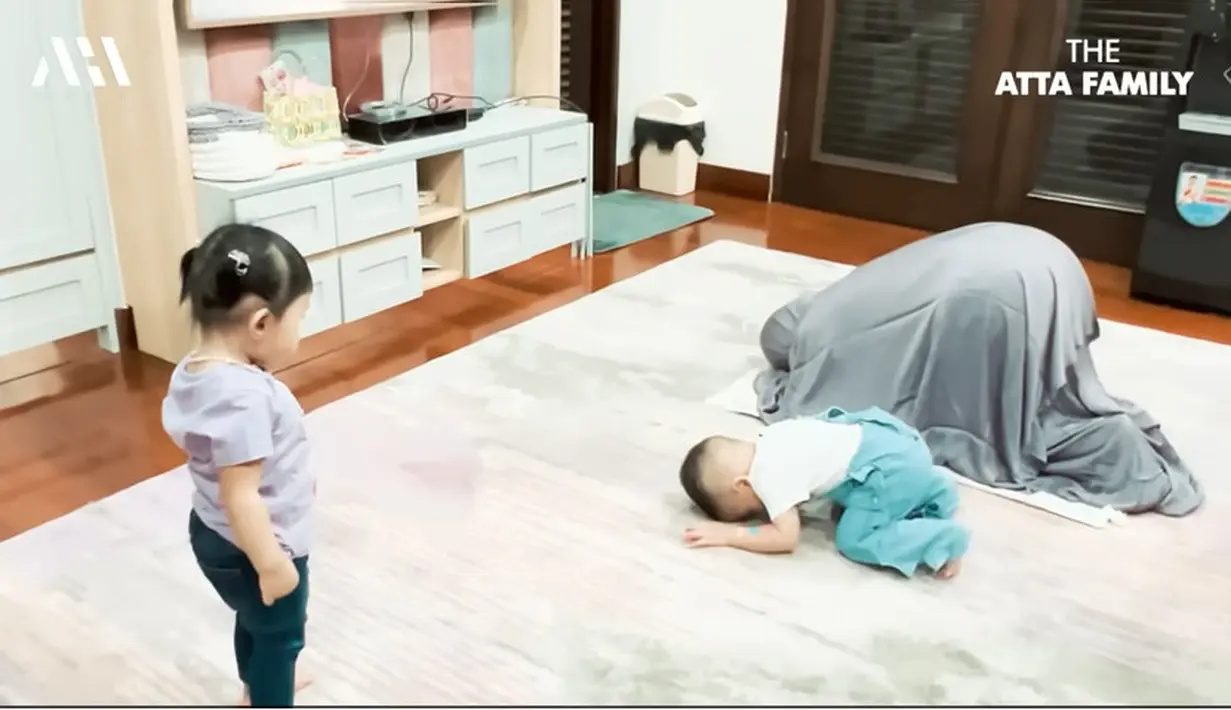 Cipung memiliki banyak pengikut karena tingkahnya kerap membuat gemas hingga lucu. Momen Cipung saat mengikuti salat. [Youtube/AH]