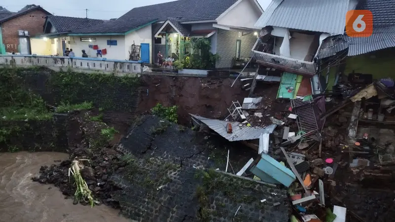 Sebuah rumah di bantaran Sungai Kaliloh Banyuwangi ambrol tergerus air sungai (Hermawan Arifianto/Liputan6.com)