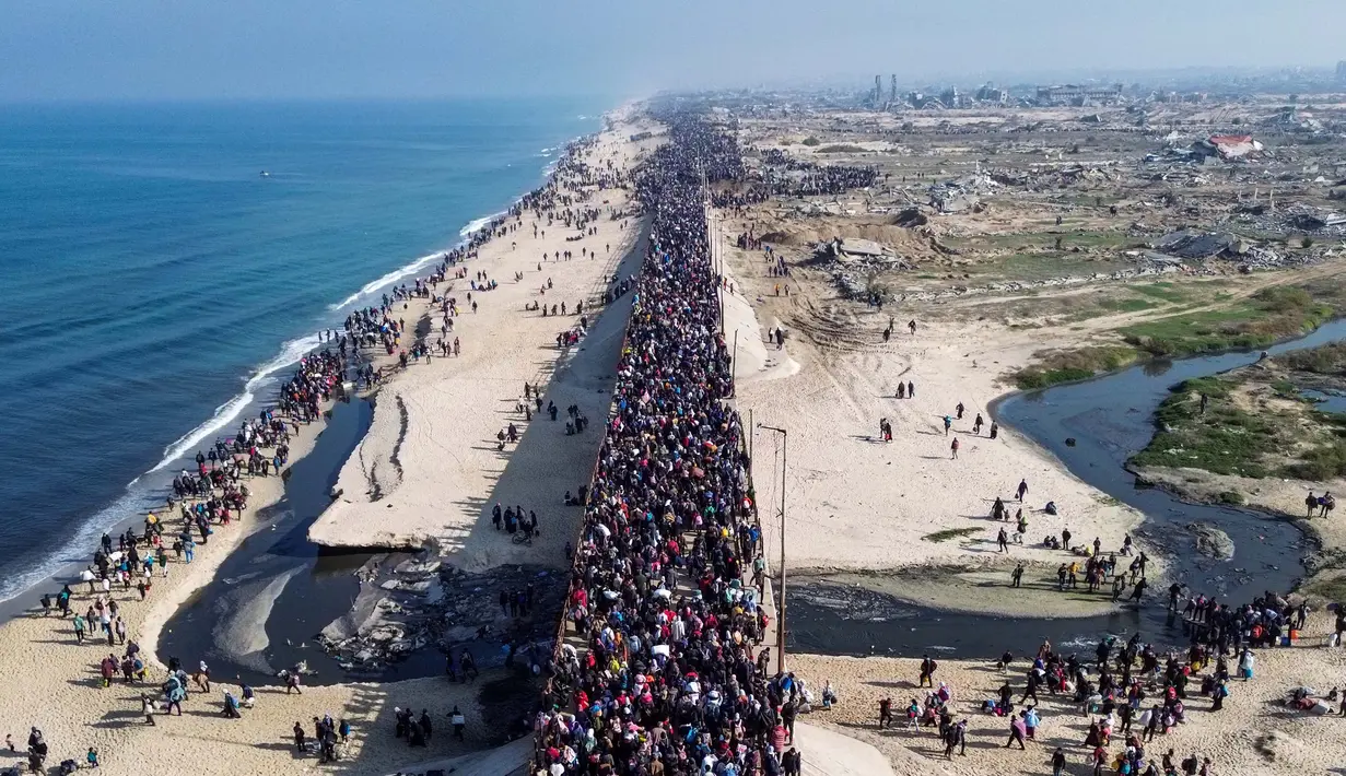 Foto udara menunjukkan puluhan ribu warga Palestina yang mengungsi berjalan menuju Kota Gaza pada 27 Januari 2025, setelah menyeberangi koridor Netzarim dari Jalur Gaza selatan. (Foto oleh AFP)