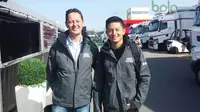 Rio Haryanto (kanan) dan manajernya, Piers Hunnisett, saat menjalani tes pra-musim bersama Manor Racing di Sirkuit Cataluna, Barcelona, Spanyol, Minggu (21/2/2016). (Bola.com/Reza Khomaini)