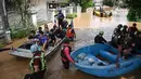 Pemerintah setempat mengerahkan militer dan tim penyelamat gabungan untuk membantu sekitar 9.000 keluarga yang dilanda banjir. (Lillian SUWANRUMPHA/AFP)