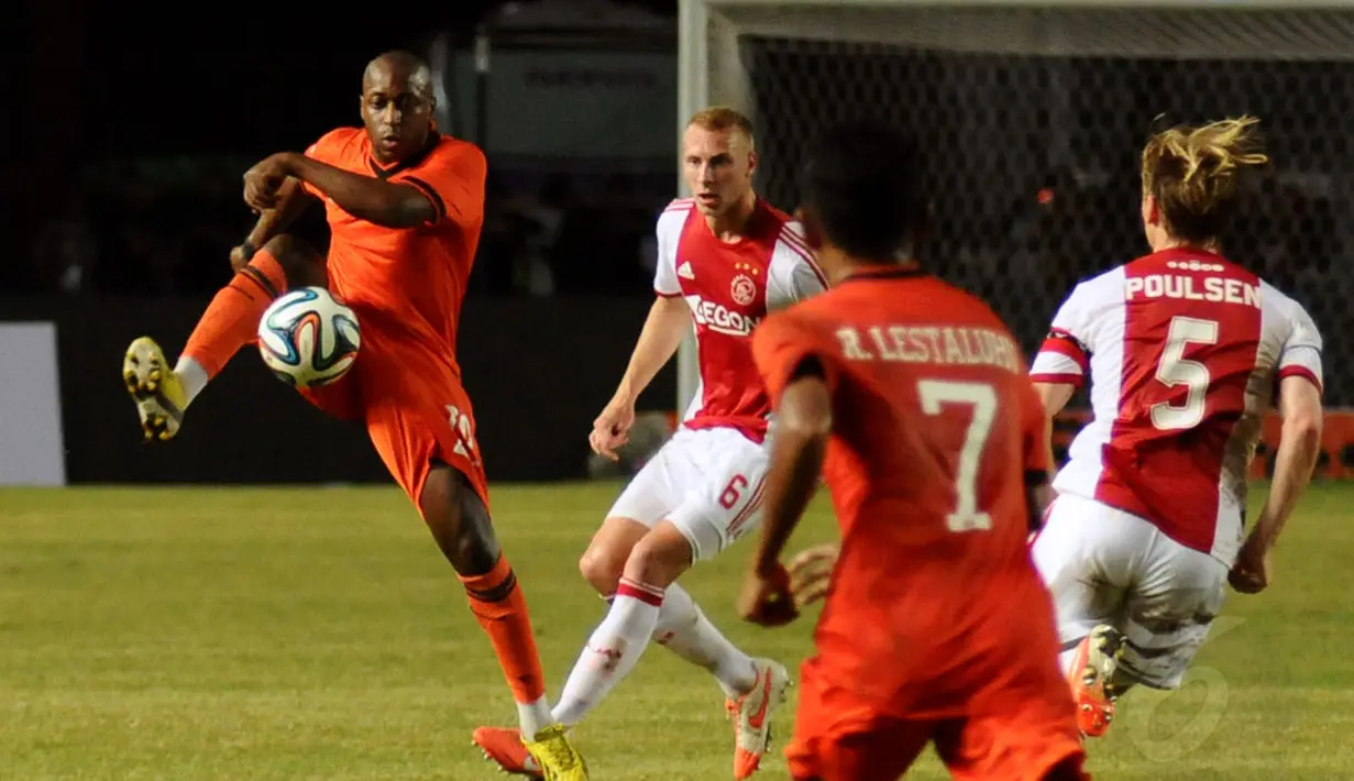 Habib Bamogo (Persija-kiri) mencoba lolos dari kawalan dua pemain Ajax Amsterdam saat berlaga di Stadion GBK Jakarta, (11/5/2014). (Liputan6.com/Helmi Fithriansyah)