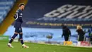 Penyerang PSG, Neymar berjalan meninggalkan lapangan usai pertandingan melawan Manchester City pada leg kedua semifinal Liga Champions di stadion Etihad, Rabu (5/5/2021). City menang atas PSG 2-0. (AFP/ Paul Ellis)