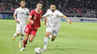 Gelandang Timnas Indonesia, Ivar Jenner (tengah) berebut bola dengan gelandang Palestina, Ameed Sawafta pada laga persahabatan FIFA Matchday 2023 di Stadion Gelora Bung Tomo, Surabaya, Rabu (14/6/2023). Timnas Indonesia bermain imbang 0-0 dengan Palestina. (Bola.com/Wahyu Pratama)