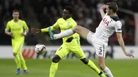 Bek Tottenham, Jan Vertonghen, berebut bola dengan gelandang Gent, Moses Simon. Terbukti dalam statistik prosentase penguasaan bola dari Tottenham mencapai 64 persen dengan 17 kali melakukan tembakan. (AP/Matt Dunham)