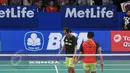 Ganda Putra, Markis Kido/Agripinna (Indonesia) tertunduk usai kalah dari Lee Yong Dae/Yoo Yeon (Korea) di BCA Indonesia Open Superseries Premier 2015, Jakarta, Rabu (3/6/2015). Yong Dae/Yeon Seong menang 14-21, 21-13, 21-14. (Liputan6.com/Herman Zakharia)