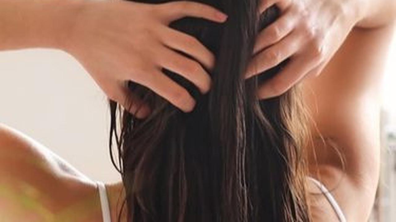 2. Pilih Sampo dengan pH 5-5,5 untuk Kulit Kepala Sensitif<br>