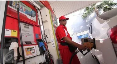 Menteri Koordinator Bidang Perekonomian Darmin Nasution mengatakan, jatuhnya harga minyak mentah dunia seharusnya berpengaruh pada harga jual bahan bakar minyak (BBM) di dalam negeri. Namun kenyataannya, harga jual BBM di dalam negeri relatif stabil.