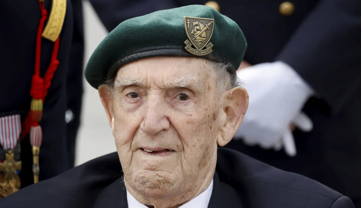 Gautier, yang mengungsi ke Inggris ketika Nazi Jerman menginvasi Prancis, meninggal di usia 100 tahun. ( Ludovic Marin, Pool via AP, File)