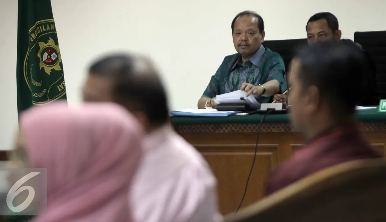 Sutan Bhatoegana mendengarkan sidang lanjutan di Pengadilan Tipikor, Jakarta, Rabu (10/6/2015). Dalam sidang tersebut, JPU menghadirkan tujuh saksi untuk dimintai keterangan terkait jual beli rumah Sutan Bhatoegana di Medan. (Liputan6.com/Helmi Afandi)