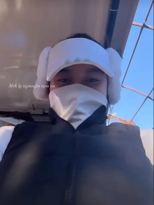 Outfit serba putih ini dipadukan dengan vest hitam sehingga terlihat lebih fashionable [@azizahsalsha_]