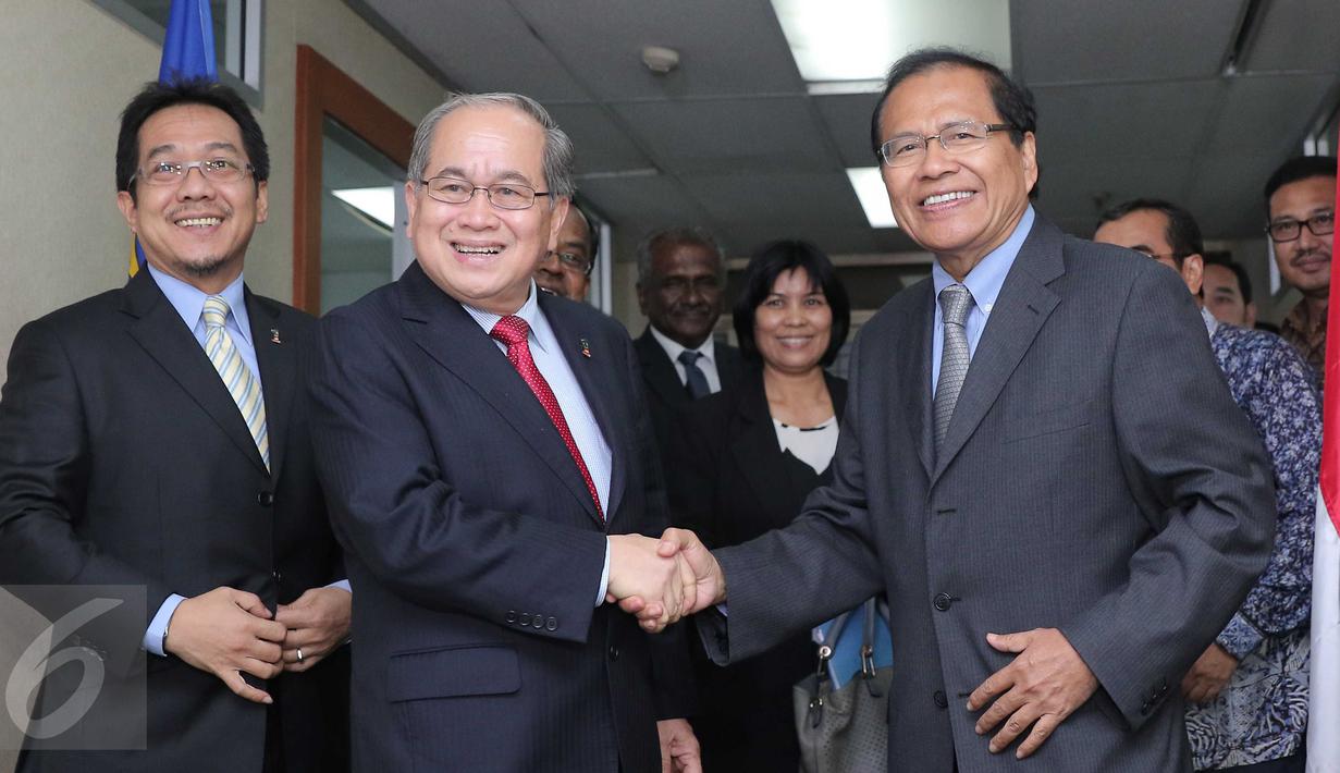 Menko Kemaritiman Rizal Ramli (kanan) bersalaman dengan Menteri Penanaman Industri dan Komoditas Malaysia HE. Dato Sri Douglas usai meresmikan kantor Council of Palm Oil Producing Country (CPOPC) di Jakarta, Kamis (4/2/2016). (Liputan6.com/Angga Yuniar)