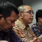 Direktur Hukum PSSI, Aristo Pangaribuan (kedua kanan) memberikan keterangan di kantor PSSI, Jakarta, Selasa (8/3/2016). Aristo berharap pihak Kemenpora mau menghormati putusan MahkamahAgung terkait SK Pembekuan PSSI. (Liputan6.com/Helmi Fithriansyah)