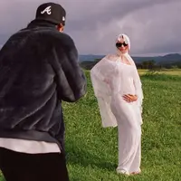 Hailey Bieber umumkan kehamilan dan pamer baby bump mengenakan gaun renda ala pengantin. [@justinbieber]