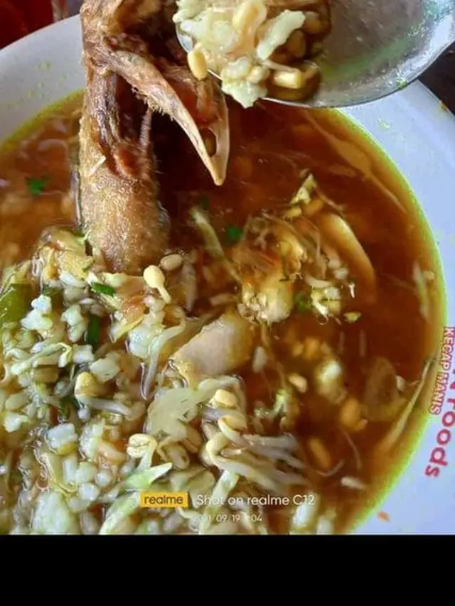 6 Penampakan Makan Kepala Ayam Ini Bikin Kurang Selera