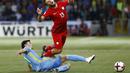 Pemain Kazakhstan, Abzal Beysebekov (kiri) menghalau bola dari kejaran pemain Polandia, Maciej Rybus pada laga kualifikasi piala dunia 2018 di Astana Arena Stadium, Astana, (5/9/2016) dini hari WIB. (REUTERS/Shamil Zhumatov)