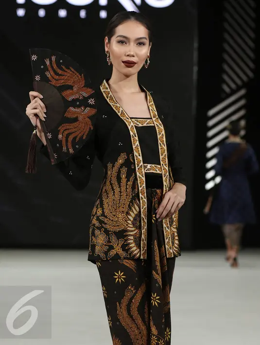 Model membawakan busana rancangan Era Soekamto  dalam pagelaran The Iconic Women Senayan City Fashion Nation ke-11, Jakarta, Rabu (12/4). (Liputan6.com/Herman Zakharia)