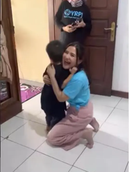 Rasa sayang ditunjukkan wanita bernama lengkap Prilly Mahatei Latuconsina kepada anak kecil. Dengan gemas, ia memeluk salah satunya. (Foto: Instagram/@prillylatuconsina96)
