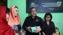 Sekjen PDIP Hasto Kristiyanto memegang sebuah kotak saat pertemuan dengan Direktur Eksekutif The Wahid Institude Yenny Wahid di Jakarta,  Senin (5/2). (Liputan6.com/JohanTallo)