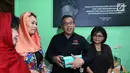 Sekjen PDIP Hasto Kristiyanto memegang sebuah kotak saat pertemuan dengan Direktur Eksekutif The Wahid Institude Yenny Wahid di Jakarta,  Senin (5/2). (Liputan6.com/JohanTallo)