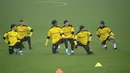 Para pemain Borrusia Dortmund melakukan pemanasan selama sesi latihan di tempat latihan tim di Dortmund, Jerman barat (9/3/2021). Dortmund sebelumnya berhasil mengalahkan Sevilla dengan skor 3-2 di leg pertama. (AFP/Ina Fassbender)