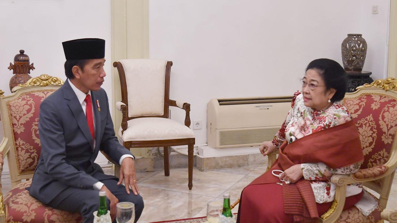 Presiden Joko Widodo atau Jokowi bertemu dengan Presiden RI ke-5 Megawati Soekarnoputri di ruang tunggu Istana Negara