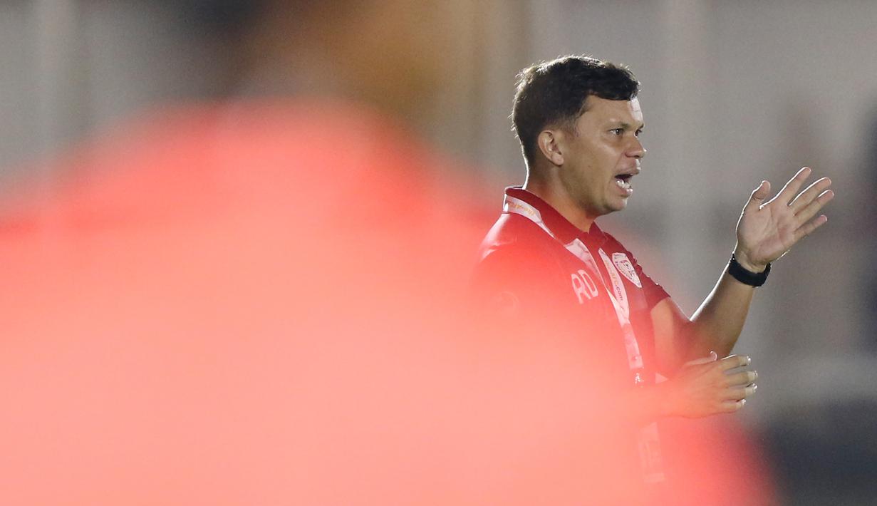 Pelatih Filipina, Roxy Dorlas, saat melawan Timnas Indonesia U-16 pada laga babak Kualifikasi Piala AFC U-16 2020 di Stadion Madya, Jakarta, Senin (16/9/2019). Indonesia menang 4-0 atas Filipina. (Bola.com/M Iqbal Ichsan)