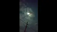 Sebuah meteor berwarna hijau dengan ekor api tampak terbang melesat di langit wilayah Argentina baru-baru ini