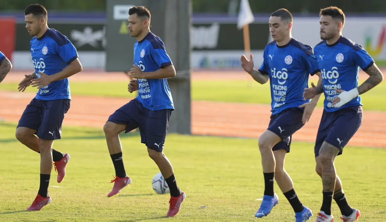 Pemain Timnas Parguay melakukan peregangan selama sesi latihan di Ypane, Paraguay, Selasa (9/11/2021). Paraguay akan bertanding melawan Chile pada kualifikasi Piala Dunia di Asunsi. (AP Photo/Jorge Saenz)