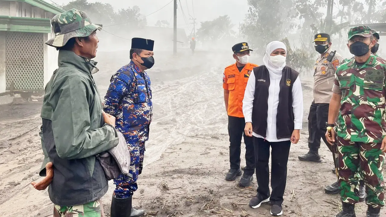 Gubernur Jawa Timur, Khofifah Indar Parawansa, bersama forkopimda meninjau daerah terdampak APG Gunung Semeru. (Istimewa)