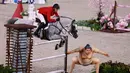 Gregory Wathelet dari Belgia mengendarai Nevados S melompat melewati patung sumo kecil di final individu lompat berkuda selama Olimpiade Tokyo 2020 di Equestrian Park di Tokyo (4/8/2021).
(AFP/Behrouz Mehri)