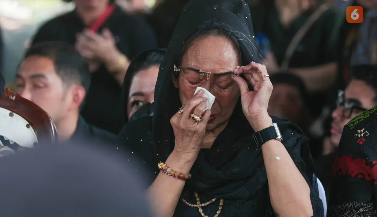 Sukmawati Soekarnoputri menyeka air mata saat menghadiri pemakaman adiknya, Guruh Soekarnoputra, di TPU Karet Bivak, Jakarta Pusat, Sabtu (26/9/2026). Guruh dimakamkan di samping pusara ibundanya, Fatmawati. (KLY/Budy Santoso)