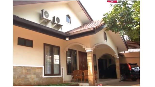 Begini potret rumah Tukul Arwana tampak depan. Megah dan elegan dengan dominasi warna krem.