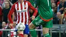 Penyerang Atletico Madrid, Fernando Torres (kiri) berusaha melewati kiper Muenchen, Manuel Neuer di leg pertama liga champions di Vicente Calderon, Madrid, (28/4). Atletico menang atas Muenchen dengan skor 1-0. (Reuters/Paul Hanna)