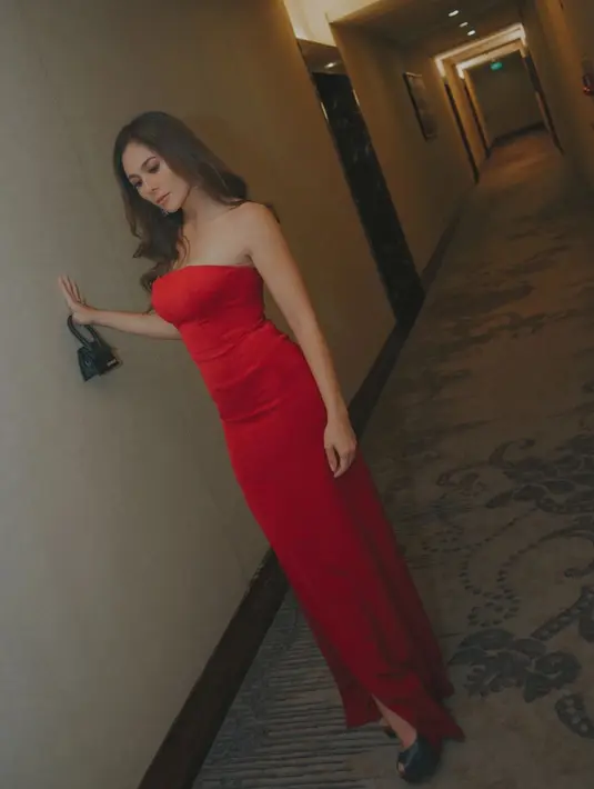 Potret menawan lainnya dari Wulan Guritno dibalut dress tanpa tali. Dress berwarna merah merona ini juga memiliki detail high slit yang menawan untuk jadi cara pamer body goals. [Foto: Instagram/wulanguritno]
